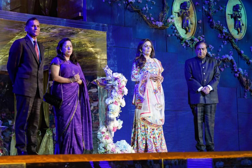 આ શોમાં ૧૫૦થી વધુ ભારતીય અને આંતરરાષ્ટ્રીય કલાકારોએ પોતાની કળાનું પ્રદર્શન કરી પૌરાણિક કથામાંથી શ્રી કૃષ્ણ ભગવાનની રાસ લીલા ઉભી કરી હતી. જેમાં રાધા અને વૃંદાવનની ગોપીઓ રાશે રમતી હોય તેમ લાગ્યું હતું. આ શોમાં ૧૫૦થી વધુ ભારતીય અને આંતરરાષ્ટ્રીય કલાકારોએ પોતાની કળાનું પ્રદર્શન કરી પૌરાણિક કથામાંથી શ્રી કૃષ્ણ ભગવાનની રાસ લીલા ઉભી કરી હતી. જેમાં રાધા અને વૃંદાવનની ગોપીઓ રાશે રમતી હોય તેમ લાગ્યું હતું.