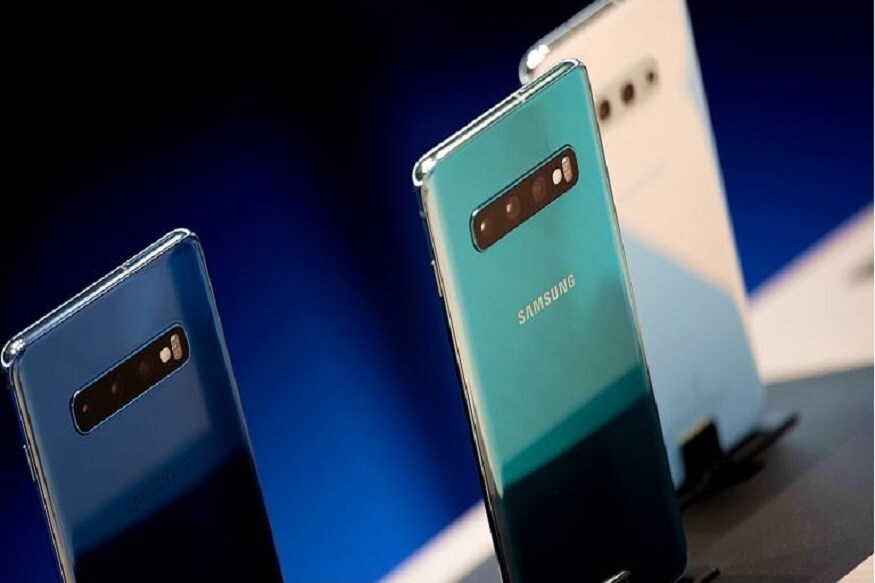 Galaxy S10 5Gમાં 6.7-ઇંચ ડાયનેમિક AMOLED એજ-ટુ-એજ ડિસ્પ્લે છે. જેમાં તમે ઓનલાઇન અને ઓફલાઇન વીડિયો HD ક્વોલિટી સાથે જોઈ શકો છો. આ સ્માર્ટફોન હેક્સા કેમેરા સેટઅપ સાથે આવે છે. તેમાં કુલ 6 કેમેરા, આગળના 4 રીઅર કેમેરા અને ફ્રન્ટ પર બે સેલ્ફી કેમેરા છે. Galaxy S10 5Gમાં 6.7-ઇંચ ડાયનેમિક AMOLED એજ-ટુ-એજ ડિસ્પ્લે છે. જેમાં તમે ઓનલાઇન અને ઓફલાઇન વીડિયો HD ક્વોલિટી સાથે જોઈ શકો છો. આ સ્માર્ટફોન હેક્સા કેમેરા સેટઅપ સાથે આવે છે. તેમાં કુલ 6 કેમેરા, આગળના 4 રીઅર કેમેરા અને ફ્રન્ટ પર બે સેલ્ફી કેમેરા છે.