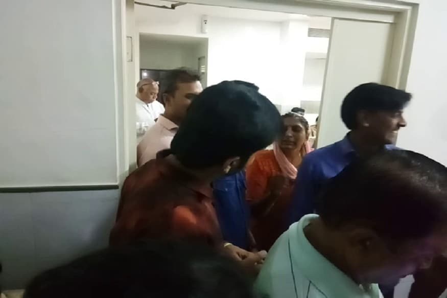 જેનો લાભ લઇ મોડી સાંજે પોણા સાત વાગ્યાના અરસામાં ગ્રાહકના સ્વાંગમાં ત્રણ લૂંટારૂ આવ્યા હતા. જેમાં એક લૂંટારૂ દુકાનમાં ઘુસી ગયો હતો. તેણે ગુલાબ રાજપુતને વિંટી અને લકી આપી દો તેમ કહેતાં ગુલાબ રાજપૂતે તેનો સામનો કર્યો હતો. જેનો લાભ લઇ મોડી સાંજે પોણા સાત વાગ્યાના અરસામાં ગ્રાહકના સ્વાંગમાં ત્રણ લૂંટારૂ આવ્યા હતા. જેમાં એક લૂંટારૂ દુકાનમાં ઘુસી ગયો હતો. તેણે ગુલાબ રાજપુતને વિંટી અને લકી આપી દો તેમ કહેતાં ગુલાબ રાજપૂતે તેનો સામનો કર્યો હતો.