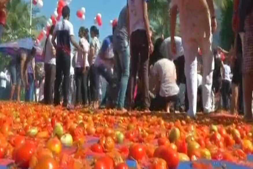 શહેરમાં 'ટામેટા હોળી'નું પણ આયોજન કરવામાં આવ્યું હતું. યુવાનોએ એકબીજા પર ટામેટા મારી સેલિબ્રેશન કર્યું હતું. શહેરમાં 'ટામેટા હોળી'નું પણ આયોજન કરવામાં આવ્યું હતું. યુવાનોએ એકબીજા પર ટામેટા મારી સેલિબ્રેશન કર્યું હતું.