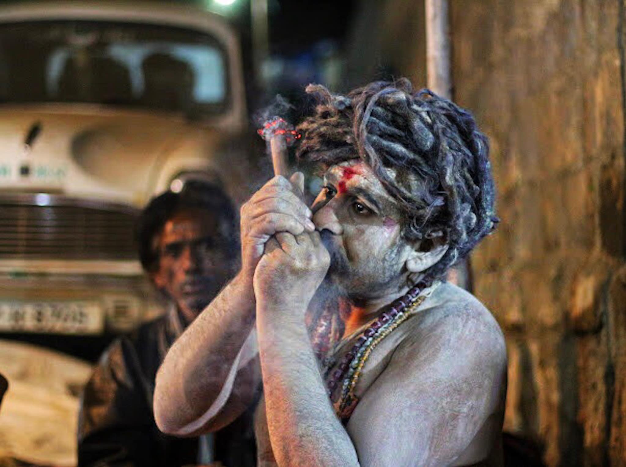 જૂનાગઢના ગિરનાર તળેટીમાં આવેલા ભવનાથ મહાદેવ મંદિર ખાતે શિવરાત્રીની તડામાર તૈયારીઓ ચાલી રહી છે. મહાવદ નોમના દિવસથી ભવનાથ મંદિરે ગિરનારની શિવરાત્રીના કુંભમેળાનો પ્રારંભ થાય છે. નાગા સાધુઓએ ભવનાથના મુખ્ય રસ્તાઓ પર ડમરૂ યાત્રા કાઢી હતી. રસ્તાઓ બમબમ ભોલે અને હરહર મહાદેવના નારાથી ગૂંજી ઉઠ્યા છે. આ યાત્રામાં નાગા સાધુઓ સાથે અનેક શ્રદ્ધાળુઓ પણ આ ડમરુ યાત્રામાં જોડાયા હતા. ત્યારે શિવરાત્રીના દિવસે પણ અહીં ભક્તોનું ઘોડાપુર ઉમટશે તેવી તંત્રએ આશા દર્શાવી છે. જેને લઈને પણ તમામ તૈયારીઓ અહીં પૂર્ણ કરી લેવામાં આવી છે. જૂનાગઢના ગિરનાર તળેટીમાં આવેલા ભવનાથ મહાદેવ મંદિર ખાતે શિવરાત્રીની તડામાર તૈયારીઓ ચાલી રહી છે. મહાવદ નોમના દિવસથી ભવનાથ મંદિરે ગિરનારની શિવરાત્રીના કુંભમેળાનો પ્રારંભ થાય છે. નાગા સાધુઓએ ભવનાથના મુખ્ય રસ્તાઓ પર ડમરૂ યાત્રા કાઢી હતી. રસ્તાઓ બમબમ ભોલે અને હરહર મહાદેવના નારાથી ગૂંજી ઉઠ્યા છે. આ યાત્રામાં નાગા સાધુઓ સાથે અનેક શ્રદ્ધાળુઓ પણ આ ડમરુ યાત્રામાં જોડાયા હતા. ત્યારે શિવરાત્રીના દિવસે પણ અહીં ભક્તોનું ઘોડાપુર ઉમટશે તેવી તંત્રએ આશા દર્શાવી છે. જેને લઈને પણ તમામ તૈયારીઓ અહીં પૂર્ણ કરી લેવામાં આવી છે.