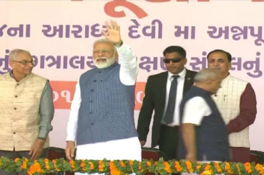 અડાલજ ખાતે શ્રી અન્નપૂર્ણા ધામ, વિશ્વના પ્રથમ અદ્યતન પંચતત્વ મંદિરની પ્રાણપ્રતિષ્ઠા પ્રસંગે મંચ પર કેશુભાઇ ભાઇ પટેલ, કરશન ભાઇ પટેલ, વલ્લભભાઇ કથીરીયા, દિનેશ કુભાણી, સુરેન્દ્ર પટેલ, મનસુખ માંડવીયા, દિલિપ સંઘાણી પણ હાજર હતા. અડાલજ ખાતે શ્રી અન્નપૂર્ણા ધામ, વિશ્વના પ્રથમ અદ્યતન પંચતત્વ મંદિરની પ્રાણપ્રતિષ્ઠા પ્રસંગે મંચ પર કેશુભાઇ ભાઇ પટેલ, કરશન ભાઇ પટેલ, વલ્લભભાઇ કથીરીયા, દિનેશ કુભાણી, સુરેન્દ્ર પટેલ, મનસુખ માંડવીયા, દિલિપ સંઘાણી પણ હાજર હતા.