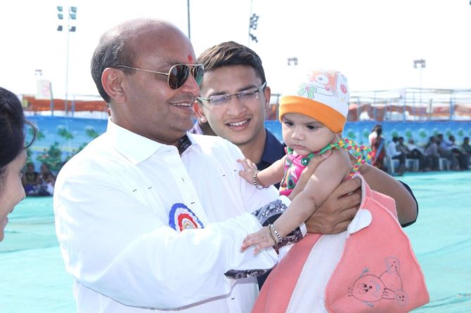 જો સમીકરણની વાત કરીએ તો સુરતનાં લોકસભાની જે બેઠક છે તેમાં સુરતીઓની સાથે પાટીદારોનું પણ ઘણું મહત્વ છે. વરાછા, કતાર ગામ, પશ્ચિમ બાજુનો વિસ્તાર પણ આ બેઠકમાં છે અને તેમાં મોટી સંખ્યામાં પાટીદારો અને સૌરાષ્ટ્રનાં લોકો વસે છે. ચર્ચા એવી ચાલી રહી છે કે સુરતમાંથી દર્શના જર્દોષની ટીકીટ કપાઈ શકે છે જો સમીકરણની વાત કરીએ તો સુરતનાં લોકસભાની જે બેઠક છે તેમાં સુરતીઓની સાથે પાટીદારોનું પણ ઘણું મહત્વ છે. વરાછા, કતાર ગામ, પશ્ચિમ બાજુનો વિસ્તાર પણ આ બેઠકમાં છે અને તેમાં મોટી સંખ્યામાં પાટીદારો અને સૌરાષ્ટ્રનાં લોકો વસે છે. ચર્ચા એવી ચાલી રહી છે કે સુરતમાંથી દર્શના જર્દોષની ટીકીટ કપાઈ શકે છે