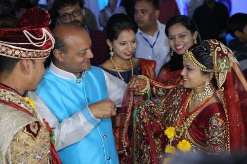 મહેશ સવાણી પાટીદાર સમાજનાં આગેવાન છે તેમણે અનામત આંદોલનમાં જ્યારે હાર્દિક પટેલ જેલમાં બંધ હતો ત્યારે પણ સરકરા તરફથી મધ્યસ્થી કરી હતી. મહેશ સવાણી પાટીદાર સમાજનાં આગેવાન છે તેમણે અનામત આંદોલનમાં જ્યારે હાર્દિક પટેલ જેલમાં બંધ હતો ત્યારે પણ સરકરા તરફથી મધ્યસ્થી કરી હતી.