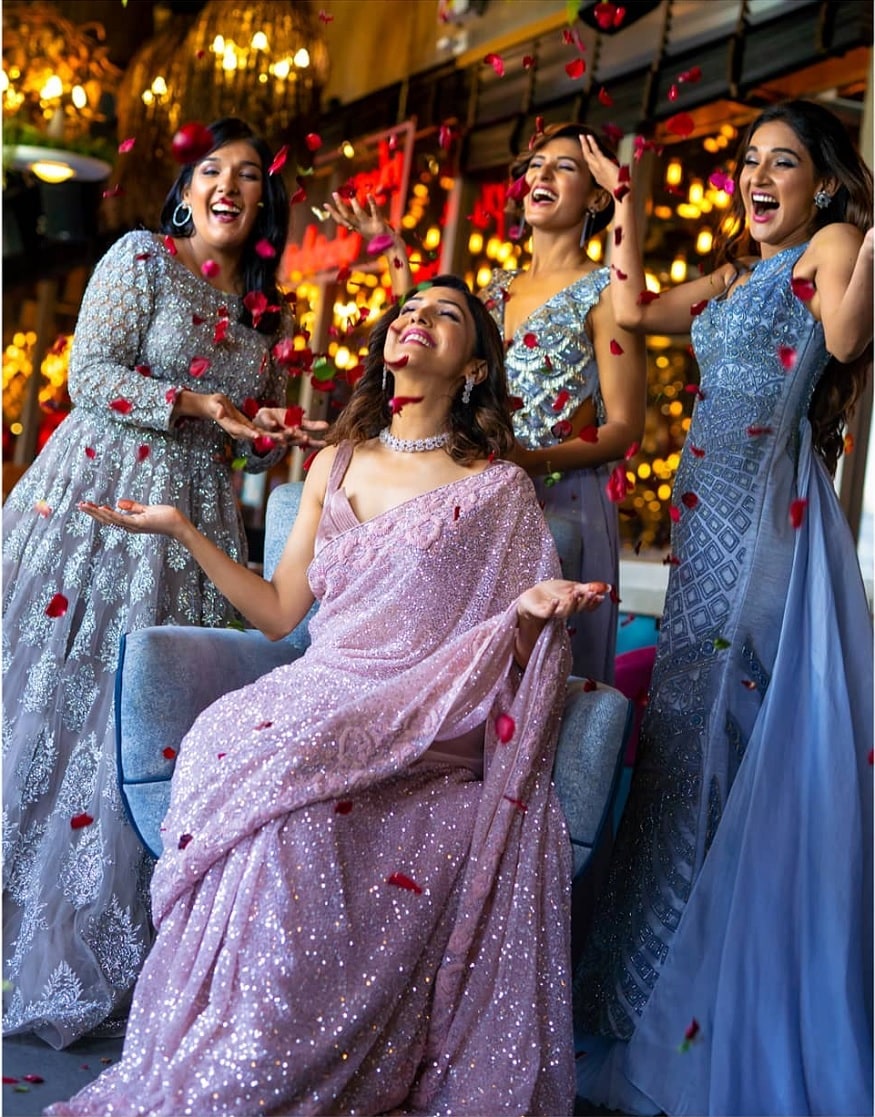 તેણે ઇન્સ્ટાગ્રામ અકાઉન્ટથી લગ્નની તસવીર શેર કરી હતી. કેપ્શનમાં નીતિએ લખ્યું કે, 'પરિવાર, મિત્રો અને શુભચિંતકોનાં આશીર્વાદથી અમારા લગ્ન સંપન્ન થઇ ગયા છે. પિતાજીની તબિયત હવે સારી છએ. મોહન અને પંડ્યા પરિવાર આપના પ્રેમ અને સપોર્ટ માટે આભારી છે.' તેણે ઇન્સ્ટાગ્રામ અકાઉન્ટથી લગ્નની તસવીર શેર કરી હતી. કેપ્શનમાં નીતિએ લખ્યું કે, 'પરિવાર, મિત્રો અને શુભચિંતકોનાં આશીર્વાદથી અમારા લગ્ન સંપન્ન થઇ ગયા છે. પિતાજીની તબિયત હવે સારી છએ. મોહન અને પંડ્યા પરિવાર આપના પ્રેમ અને સપોર્ટ માટે આભારી છે.'