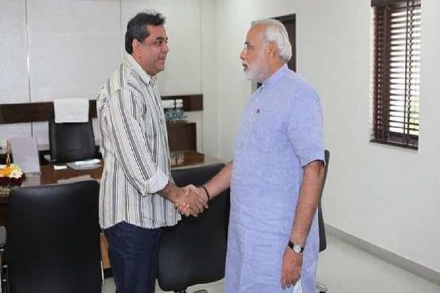 જેમજેમ લોકસભાની ચૂંટણીની તારીખો નજીક આવી રહી છે તેમતેમ દેશ પ્રદેશનું રાજકારણ ગરમાતુ જાય છે. લોકો બેઠક પરથી ઉમેદવાર બનવા માટે પડાપડી કરતાં હોય છે ત્યારે અમદાવાદ પૂર્વની સીટ પરનાં પરેશ રાવલે જાહેર કર્યું છે કે તેઓ આ વખતે ચૂંટણી નહીં લડે. મહત્વનું છે કે, 2014ની લોકસભાની ચૂંટણીમાં અમદાવાદ પૂર્વની બેઠક પરથી પરેશ રાવલ ભારે મતોથી જીત્યા હતા. જેમજેમ લોકસભાની ચૂંટણીની તારીખો નજીક આવી રહી છે તેમતેમ દેશ પ્રદેશનું રાજકારણ ગરમાતુ જાય છે. લોકો બેઠક પરથી ઉમેદવાર બનવા માટે પડાપડી કરતાં હોય છે ત્યારે અમદાવાદ પૂર્વની સીટ પરનાં પરેશ રાવલે જાહેર કર્યું છે કે તેઓ આ વખતે ચૂંટણી નહીં લડે. મહત્વનું છે કે, 2014ની લોકસભાની ચૂંટણીમાં અમદાવાદ પૂર્વની બેઠક પરથી પરેશ રાવલ ભારે મતોથી જીત્યા હતા.