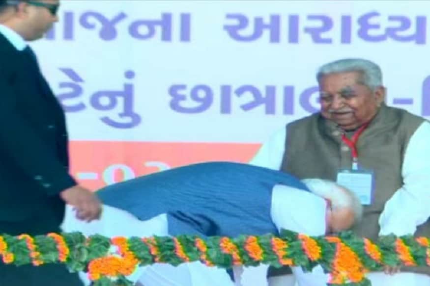 અડાલજ ખાતે શ્રી અન્નપૂર્ણા ધામ, વિશ્વના પ્રથમ અદ્યતન પંચતત્વ મંદિરની આજે તા. 5 માર્ચને મંગળવારે વડાપ્રધાન નરેન્દ્ર મોદીના હસ્તે પ્રાણપ્રતિષ્ઠા કરવામાં આવ્યાં છે. આ કાર્યક્રમમાં હાજરી આપવા આવેલા PM નરેન્દ્ર મોદી મંચ પર ભાજપના વરિષ્ઠ નેતા અને ગુજરાતના પૂર્વ મુખ્યમંત્રી કેશુભાઇ પટેલને જોતાં જ તેમના પગે લાગ્યા હતા અને તેમના આશીર્વાદ લીધા હતા. અડાલજ ખાતે શ્રી અન્નપૂર્ણા ધામ, વિશ્વના પ્રથમ અદ્યતન પંચતત્વ મંદિરની આજે તા. 5 માર્ચને મંગળવારે વડાપ્રધાન નરેન્દ્ર મોદીના હસ્તે પ્રાણપ્રતિષ્ઠા કરવામાં આવ્યાં છે. આ કાર્યક્રમમાં હાજરી આપવા આવેલા PM નરેન્દ્ર મોદી મંચ પર ભાજપના વરિષ્ઠ નેતા અને ગુજરાતના પૂર્વ મુખ્યમંત્રી કેશુભાઇ પટેલને જોતાં જ તેમના પગે લાગ્યા હતા અને તેમના આશીર્વાદ લીધા હતા.