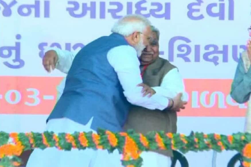વડાપ્રધાન નરેન્દ્ર મોદીએ કેશુભાઇ પટેલના આશીર્વાદ લેવાની સાથે તેમના ખબર અંતર પણ પૂછ્યાં હતાં. જોકે, આ પહેલીવાર નથી કે નરેન્દ્ર મોદીએ કેશુભાઇ પટેલના આશીર્વાદ લીધા હોય. વડાપ્રધાન નરેન્દ્ર મોદીએ કેશુભાઇ પટેલના આશીર્વાદ લેવાની સાથે તેમના ખબર અંતર પણ પૂછ્યાં હતાં. જોકે, આ પહેલીવાર નથી કે નરેન્દ્ર મોદીએ કેશુભાઇ પટેલના આશીર્વાદ લીધા હોય.