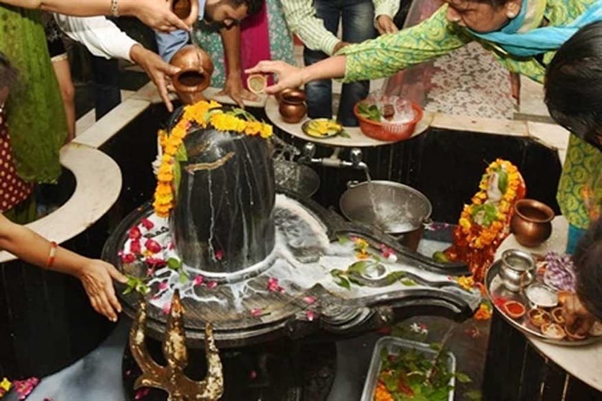 શિવજીને પ્રસન્ન કરવાનો સરળ માર્ગ છે શિવલિંગનો અભિષેક. વિવિધ પ્રકારની મનોકામના પૂરી કરવામાં વિવિધ રીતે તેનો અભિષેક કરવામાં આવે છે. વિવિધ મનોકામના માટે જુદી જુદી વસ્તુઓથી અભિષેક કરવામાં આવે છે. શિવજીને પ્રસન્ન કરવાનો સરળ માર્ગ છે શિવલિંગનો અભિષેક. વિવિધ પ્રકારની મનોકામના પૂરી કરવામાં વિવિધ રીતે તેનો અભિષેક કરવામાં આવે છે. વિવિધ મનોકામના માટે જુદી જુદી વસ્તુઓથી અભિષેક કરવામાં આવે છે.