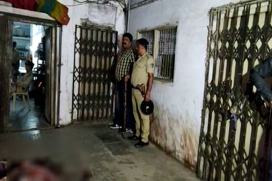 ખોડાભાઈ જેરામ મોરાની વાડીમાં રત્નકલાકારો તરીકે કામ કરતા હતા.ખોડાભાઈનું કેટલાક અજાણ્યા ઈસમોએ ચપ્પુના ઘા ઝીંકી હત્યા કરી ભાગી જતા પોલીસે નાકાબંધી કરી તમામને ઝડપી પાડવાની દિશામાં તપાસ હાથ ધરી હતી. ખોડાભાઈ જેરામ મોરાની વાડીમાં રત્નકલાકારો તરીકે કામ કરતા હતા.ખોડાભાઈનું કેટલાક અજાણ્યા ઈસમોએ ચપ્પુના ઘા ઝીંકી હત્યા કરી ભાગી જતા પોલીસે નાકાબંધી કરી તમામને ઝડપી પાડવાની દિશામાં તપાસ હાથ ધરી હતી.