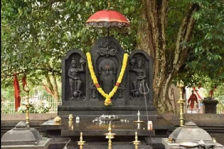 સામાન્ય રીતે મંદિરનું નામ સાંભળતા જ લોકો સમજી જાય છે કે ત્યાં કોઈને કોઈ ભગવાન વિરાજમાન હશે અને તેમની પૂજા થતી હશે, પરંતુ આજે આપણે તમને કેટલાક એવા મંદિરો વિશે જણાવીએ જ્યા કોઈપણ ભગવાન અથવા દેવી-દેવતાની પૂજા થતી નથી, પણ કૌરવ અને પાંડવોની પૂજા થાય છે. આમાં એક મંદિર પણ એવું પણ છે, જ્યાં લોકો પ્રસાદ રૂપે તેમનું લોહી ચઢાવે છે. સામાન્ય રીતે મંદિરનું નામ સાંભળતા જ લોકો સમજી જાય છે કે ત્યાં કોઈને કોઈ ભગવાન વિરાજમાન હશે અને તેમની પૂજા થતી હશે, પરંતુ આજે આપણે તમને કેટલાક એવા મંદિરો વિશે જણાવીએ જ્યા કોઈપણ ભગવાન અથવા દેવી-દેવતાની પૂજા થતી નથી, પણ કૌરવ અને પાંડવોની પૂજા થાય છે. આમાં એક મંદિર પણ એવું પણ છે, જ્યાં લોકો પ્રસાદ રૂપે તેમનું લોહી ચઢાવે છે.