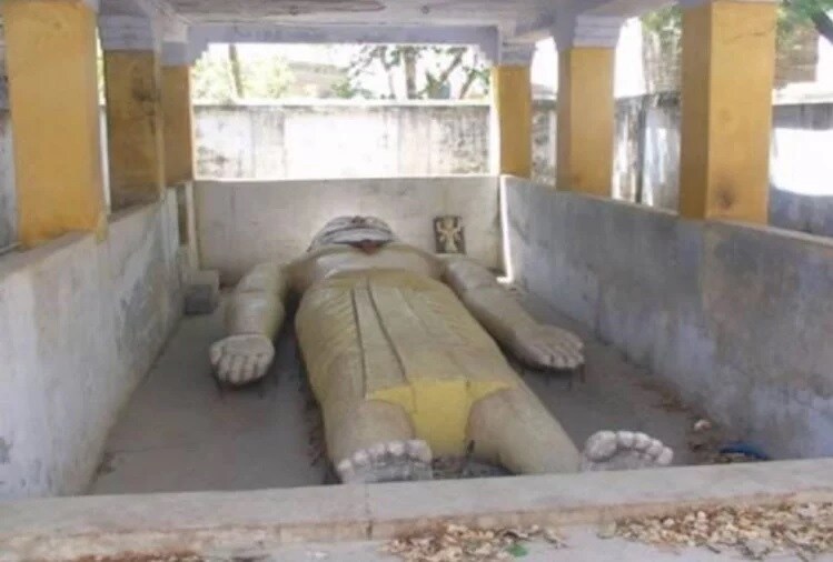 અલ્હાબાદના દારાગંજમાં ભિષ્મ પિતામહનું મંદિર છે. આ મંદિરમાં તીરોની શૈયા પર સુતેલી ભીષ્મની 12 ફુટ લાંબી મૂર્તિ છે. અલ્હાબાદના દારાગંજમાં ભિષ્મ પિતામહનું મંદિર છે. આ મંદિરમાં તીરોની શૈયા પર સુતેલી ભીષ્મની 12 ફુટ લાંબી મૂર્તિ છે.
