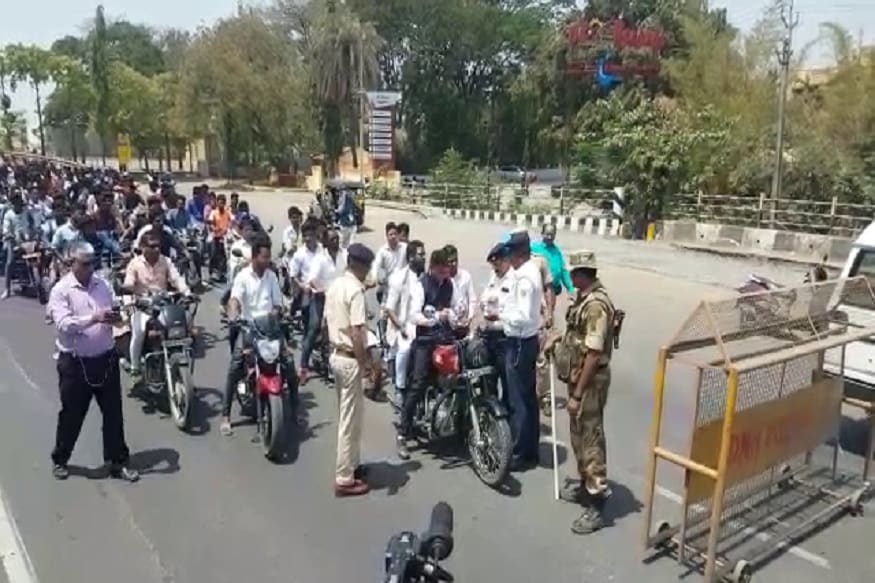 મળતી માહિતી પ્રમાણે સંઘ પ્રદેશ દાદરા નગર હવેલીની લોકસભા બેઠક ઉપરથી અપક્ષ ઉમેદવાર તરીકે દીપક કુરાડા ફોર્મ ભરવા માટે રેલી સ્વરૂપે નીકળ્યા હતા. મળતી માહિતી પ્રમાણે સંઘ પ્રદેશ દાદરા નગર હવેલીની લોકસભા બેઠક ઉપરથી અપક્ષ ઉમેદવાર તરીકે દીપક કુરાડા ફોર્મ ભરવા માટે રેલી સ્વરૂપે નીકળ્યા હતા.