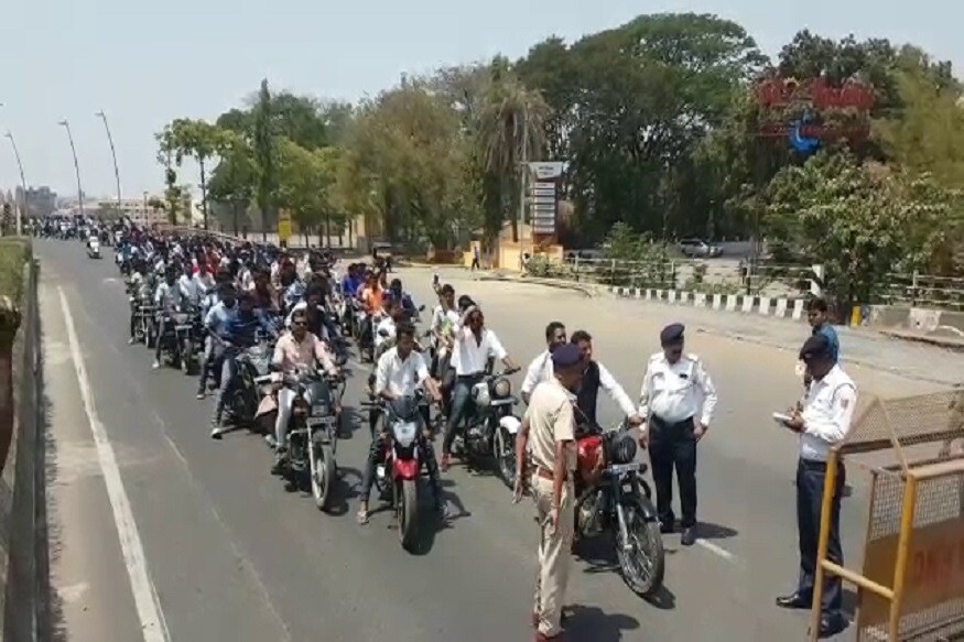 તેઓ વાપીથી પોતાના સમર્થકો સહિત આશરે 200થી વધારે બાઇક સાથે રેલી સ્વરૂપે ફોર્મ ભરવા માટે નીકળ્યા હતા. તેઓ વાપીથી પોતાના સમર્થકો સહિત આશરે 200થી વધારે બાઇક સાથે રેલી સ્વરૂપે ફોર્મ ભરવા માટે નીકળ્યા હતા.