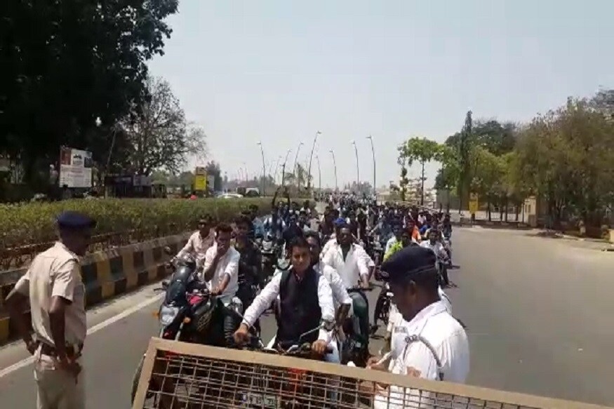 લોકસભાની ચૂંટણી માટે ઉમેદવારોની યાદી જાહેર થઇ ગઇ છે ત્યારે ઉમેદવારો રેલી સ્વરૂપે આવેદન પત્ર આપવા માટે નીકળી પડ્યા છે. જોકે, અપક્ષ તરીકે ઉમેદવારી ભરવા માટે નીકળેયાલા એક ઉમેદવાર સાથે ન વિચાર્યું હોય એવી ઘટના બની હતી. સંઘ પ્રદેશ દાદરા નગર હવેલી બેઠક ઉપર ઉમેદવારી કરવા માટે નીકળેલા અપક્ષ ઉમેદવાર દીપક કુરાડા સહિત રેલીમાં સામેલ હેલ્મેટ વગરના બાઇક ચાલકોને ટ્રાફિક પોલીસે દંડ વસુલ્યો હતો. (ભરત વાઢેર, વલસાડ) લોકસભાની ચૂંટણી માટે ઉમેદવારોની યાદી જાહેર થઇ ગઇ છે ત્યારે ઉમેદવારો રેલી સ્વરૂપે આવેદન પત્ર આપવા માટે નીકળી પડ્યા છે. જોકે, અપક્ષ તરીકે ઉમેદવારી ભરવા માટે નીકળેયાલા એક ઉમેદવાર સાથે ન વિચાર્યું હોય એવી ઘટના બની હતી. સંઘ પ્રદેશ દાદરા નગર હવેલી બેઠક ઉપર ઉમેદવારી કરવા માટે નીકળેલા અપક્ષ ઉમેદવાર દીપક કુરાડા સહિત રેલીમાં સામેલ હેલ્મેટ વગરના બાઇક ચાલકોને ટ્રાફિક પોલીસે દંડ વસુલ્યો હતો. (ભરત વાઢેર, વલસાડ)