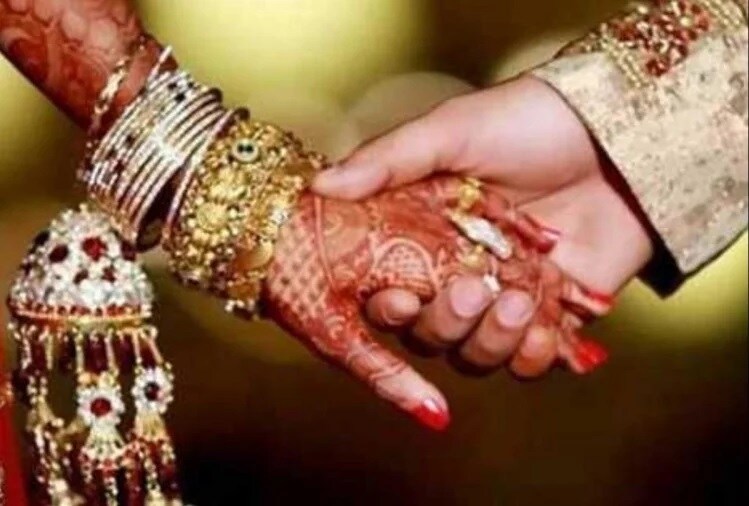 ખરેખર દુલ્હાના કાકા અને કાકીએ તેને ભેટમાં 160 પાઉન્ટ એટલે કે 14,500 રુપિયા આપ્યા હતા, પરંતુ ત્રણ મહિના બાદ અચાનક જ તેનો ફોન આવ્યો કે હકિકતમાં તે 16 પાઉન્ડ એટલે કે 1500 રુપિયાનો ચેક આપવા માંગતા હતા પર ભૂલથી 160 પાઉન્ડનો ચેક અપાઇ ગયો. ખરેખર દુલ્હાના કાકા અને કાકીએ તેને ભેટમાં 160 પાઉન્ટ એટલે કે 14,500 રુપિયા આપ્યા હતા, પરંતુ ત્રણ મહિના બાદ અચાનક જ તેનો ફોન આવ્યો કે હકિકતમાં તે 16 પાઉન્ડ એટલે કે 1500 રુપિયાનો ચેક આપવા માંગતા હતા પર ભૂલથી 160 પાઉન્ડનો ચેક અપાઇ ગયો.