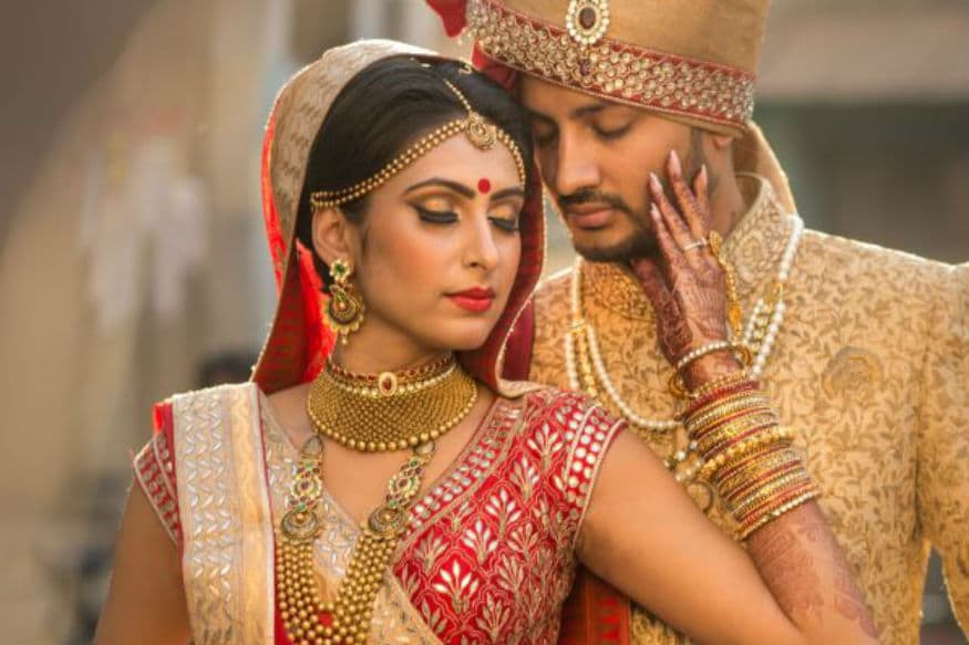 એક છોકરી માટે લગ્ન ઘણાં મહત્વના હોય છે. તે પતિ માટે પોતાનું ઘર છોડીને નવી દુનિયા વસાવે છે. તેની દરેક જરૂરિયાતો અને પસંગનું ધ્યાન રાખે છે. લગ્નના સપના પણ બાળપણથી જોતી હોય છે. તેના સાથે જ તે પોતાની પહેલી રાત માટે પણ ઘણી બાબતો વિષે વિચારે છે. એક છોકરી માટે લગ્ન ઘણાં મહત્વના હોય છે. તે પતિ માટે પોતાનું ઘર છોડીને નવી દુનિયા વસાવે છે. તેની દરેક જરૂરિયાતો અને પસંગનું ધ્યાન રાખે છે. લગ્નના સપના પણ બાળપણથી જોતી હોય છે. તેના સાથે જ તે પોતાની પહેલી રાત માટે પણ ઘણી બાબતો વિષે વિચારે છે.