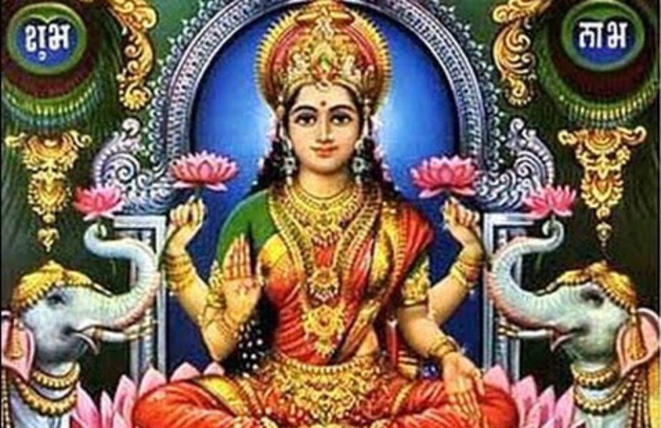 ધન-સંપત્તિ માટે દરેક શુક્રવારે પૂરી વિધિ-વિધાનથી વૈભવ લક્ષ્મીનું વ્રત કરવું. પૂજા બાદ ગળ્યો પ્રસાદ ધરાવવો જોઈએ. ધન-સંપત્તિ માટે દરેક શુક્રવારે પૂરી વિધિ-વિધાનથી વૈભવ લક્ષ્મીનું વ્રત કરવું. પૂજા બાદ ગળ્યો પ્રસાદ ધરાવવો જોઈએ.
