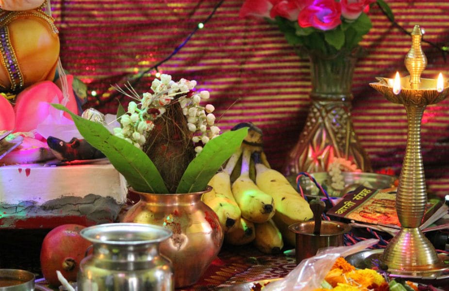 શનિ ભગવાન અન્ય ગ્રહોના સ્વામી માનવામાં આવે છે. જીવનમાં તકલીફો રહેતી હોય તો તેને દૂર કરવા માટે દરેક શનિવારે શનિદેવના મંદિરે સરસિયાના તેલનો દીવો કરો અને 1 રૂપિયો દાન કરો. તેમજ શનિવારે ઘરના મેઈનગેટની બહાર સરસિયાના તેલનો દીવો કરવાથી શનિદેવની કૃપા પ્રાપ્ત બની રહે છે. શનિ ભગવાન અન્ય ગ્રહોના સ્વામી માનવામાં આવે છે. જીવનમાં તકલીફો રહેતી હોય તો તેને દૂર કરવા માટે દરેક શનિવારે શનિદેવના મંદિરે સરસિયાના તેલનો દીવો કરો અને 1 રૂપિયો દાન કરો. તેમજ શનિવારે ઘરના મેઈનગેટની બહાર સરસિયાના તેલનો દીવો કરવાથી શનિદેવની કૃપા પ્રાપ્ત બની રહે છે.