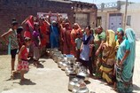 Video:  બોટાદના વિકળીયા ગામે મહિલાઓએ બેડા સાથે રાસ રમીને કર્યો ચૂંટણી વિરોધ