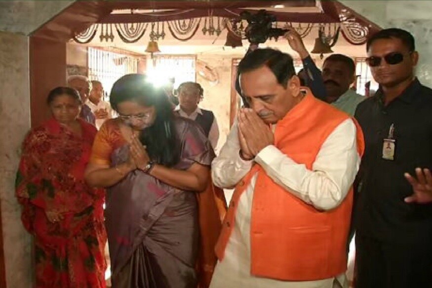 CM વિજય રૂપાણીએ રાજકોટમાં મતદાન પહેલાં ભોલેનાથનાં આશીર્વાદ લેવા પહોચ્યા હતા આ સમયે તેમની સાથે પત્ની અંજલી પણ હતાં. CM વિજય રૂપાણીએ રાજકોટમાં મતદાન પહેલાં ભોલેનાથનાં આશીર્વાદ લેવા પહોચ્યા હતા આ સમયે તેમની સાથે પત્ની અંજલી પણ હતાં.
