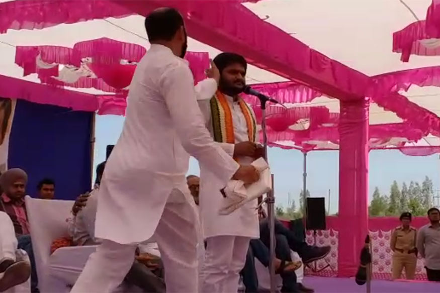 હાર્દિક જ્યારે સ્ટેજ પરથી ભાષણ આપી રહ્યો હતો ત્યારે એક શખ્સ સ્ટેજ પર ચડી ગયો હતો અને હાર્દિકને લાફો માર્યો હતો. અચાનક જ લાફાવાળી થતાં હાર્દિક હેબતાઈ ગયો હતો. ઘટના બાદ સ્થાનિકોએ હાર્દિકને લાફો મારનારની બેફામ ધોલાઈ કરી હતી. પોલીસની હાજરીમાં જ ટોળાએ યુવાનને ઢોર માર માર્યો હતો. લોકો એટલી હદે માર માર્યો હતો કે યુવાનના કપડાં ફાટી ગયા હતા. પોલીસની હાજરી વચ્ચે તેને માંડમાંડ બચાવી હોસ્પિટલ ખસેડ્યો હતો. હાર્દિક જ્યારે સ્ટેજ પરથી ભાષણ આપી રહ્યો હતો ત્યારે એક શખ્સ સ્ટેજ પર ચડી ગયો હતો અને હાર્દિકને લાફો માર્યો હતો. અચાનક જ લાફાવાળી થતાં હાર્દિક હેબતાઈ ગયો હતો. ઘટના બાદ સ્થાનિકોએ હાર્દિકને લાફો મારનારની બેફામ ધોલાઈ કરી હતી. પોલીસની હાજરીમાં જ ટોળાએ યુવાનને ઢોર માર માર્યો હતો. લોકો એટલી હદે માર માર્યો હતો કે યુવાનના કપડાં ફાટી ગયા હતા. પોલીસની હાજરી વચ્ચે તેને માંડમાંડ બચાવી હોસ્પિટલ ખસેડ્યો હતો.