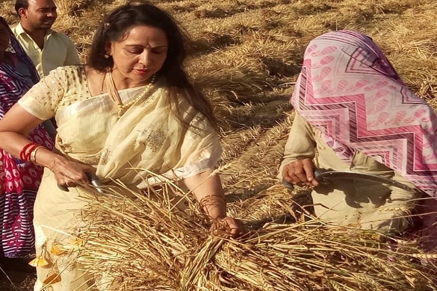 હેમા માલિનીએ રવિવારે 31 માર્ચથી સંસદીય ક્ષેત્ર મથુરામાં તેનો ચુંટણી પ્રચાર અભિયાન શરૂ કર્યો હતો. તેણે ખેતરમાં કામ કરતી મહિલાઓની મુલાકાત લીધી હતી. એક્ટ્રેસ હેમા માલિનીએ નોમિનેશન સમયે શપથ પત્રમાં તેની સંપત્તિ 101 કરોડ રૂપિયા જાહેર કરી છે. એફિડેવિટ અનુસાર ગત 5 વર્ષમાં તેમની સંપત્તિમાં 34 કરોડ રૂપિયાનો વધારો થયો છે. હેમા માલિનીએ રવિવારે 31 માર્ચથી સંસદીય ક્ષેત્ર મથુરામાં તેનો ચુંટણી પ્રચાર અભિયાન શરૂ કર્યો હતો. તેણે ખેતરમાં કામ કરતી મહિલાઓની મુલાકાત લીધી હતી. એક્ટ્રેસ હેમા માલિનીએ નોમિનેશન સમયે શપથ પત્રમાં તેની સંપત્તિ 101 કરોડ રૂપિયા જાહેર કરી છે. એફિડેવિટ અનુસાર ગત 5 વર્ષમાં તેમની સંપત્તિમાં 34 કરોડ રૂપિયાનો વધારો થયો છે.