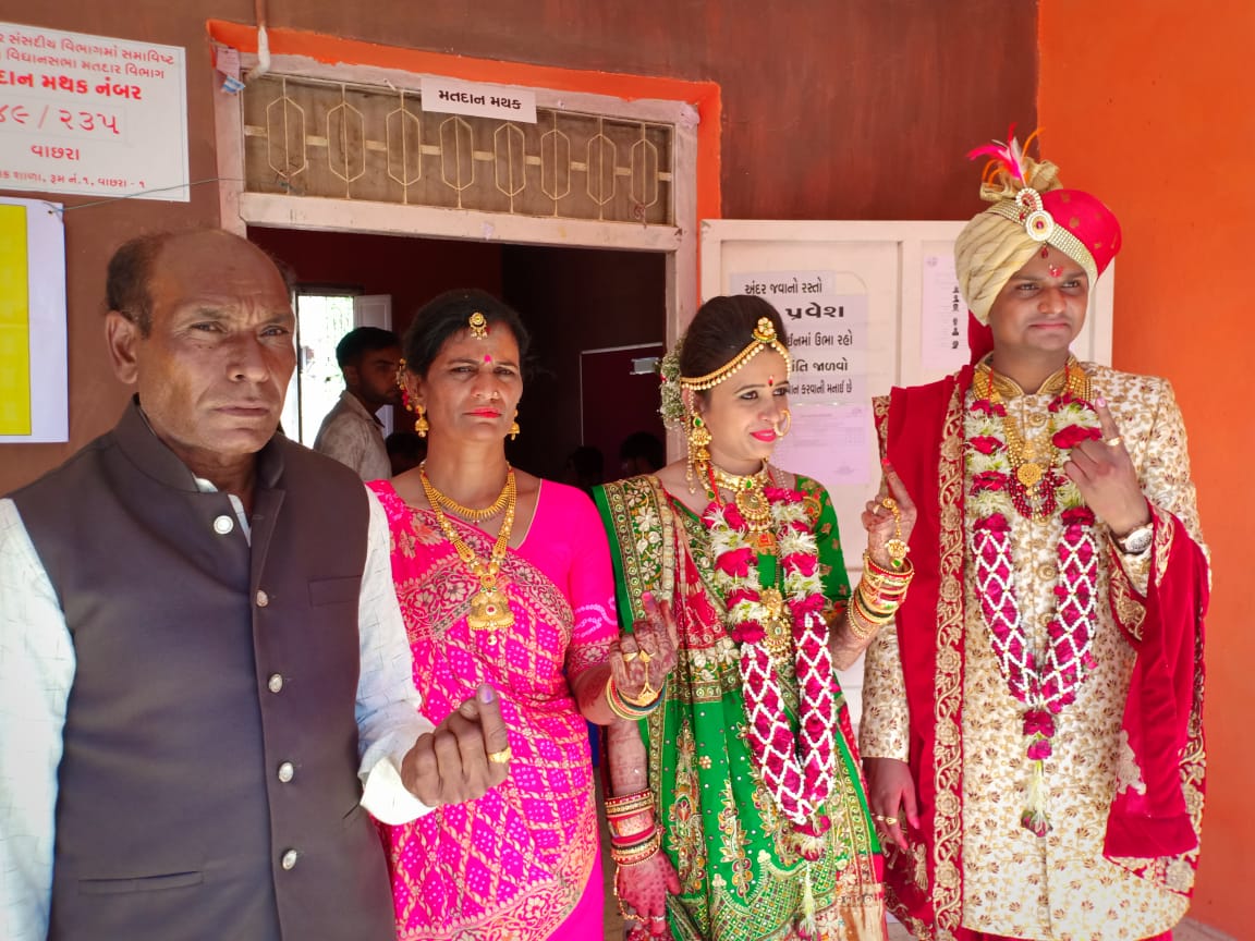 લગ્નના માંડવે જતાં પહેલાં નવદંપતિએ મતદાન કર્યું હતું. ઉલ્લેખનીય છે કે, સવારથી જ લોકોમાં મતદાનને લઇને ઉત્સાહ જોવા મળી રહ્યો છે. લગ્નના માંડવે જતાં પહેલાં નવદંપતિએ મતદાન કર્યું હતું. ઉલ્લેખનીય છે કે, સવારથી જ લોકોમાં મતદાનને લઇને ઉત્સાહ જોવા મળી રહ્યો છે.