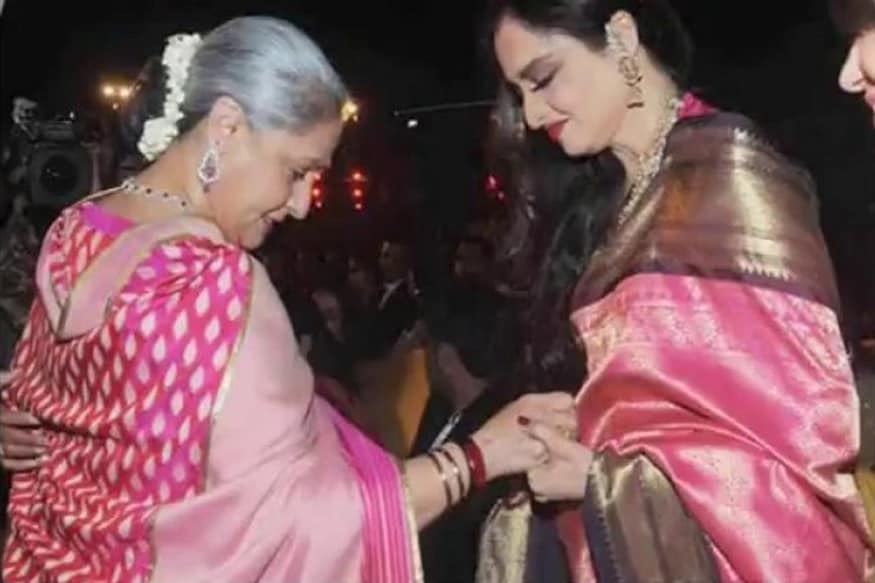 જયા બચ્ચનને જ્યારે પુછવામાં આવ્યું કે, શું આપ રેખા અને આફનાં પતિનાં અફેરનાં સમાચાર સાંભળીને પરેશાન તઓ છો? તેનાં પર તેમણે કહ્યું હતું કે, અમે પણ માણસ છીએ... અમે પણ રિએક્ટ કરીએ છીએ.. કોઇ નેગેટિવ બોલે છે તો કોઇ પોઝિટિવ બોલે છે. પણ આપણને ઘઠના વિશે જાણ હોવી જોઇએ. જયા બચ્ચનને જ્યારે પુછવામાં આવ્યું કે, શું આપ રેખા અને આફનાં પતિનાં અફેરનાં સમાચાર સાંભળીને પરેશાન તઓ છો? તેનાં પર તેમણે કહ્યું હતું કે, અમે પણ માણસ છીએ... અમે પણ રિએક્ટ કરીએ છીએ.. કોઇ નેગેટિવ બોલે છે તો કોઇ પોઝિટિવ બોલે છે. પણ આપણને ઘઠના વિશે જાણ હોવી જોઇએ.