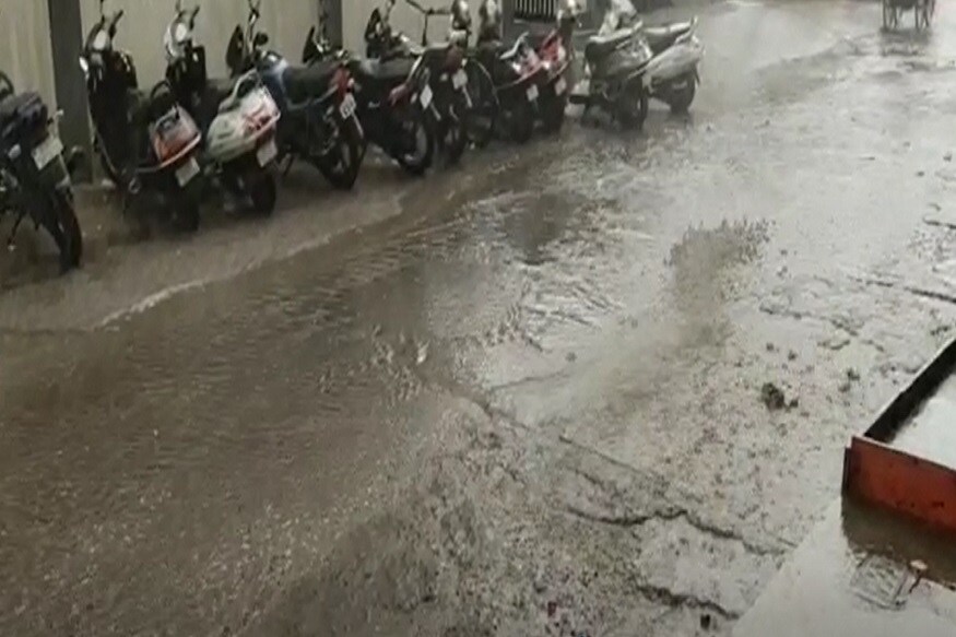 સાબરકાંઠા જીલ્લાના ઈડરમાં વાતાવરણમાં પલટો. ઈડરમાં અચાનક જ ગાજવીજ સાથે વરસાદ વરસ્યો છે, સાથે ભારે પવન પણ ફુંકાઈ રહ્યો છે. કેટલીક જગ્યાએ તો, રસ્તાઓ પર પાણી ભરાઈ ગયા છે. ઘઉંના પાકને લઈ ખેડુતોમાં ચીંતા બેઠી છે. રાત્રી દરમિયાન પણ ગાજવીજ અને પવન સાથે વરસાદી ઝાપટુ પડ્યું, ગરમીથી લોકો ને રાહત મળી છે. સાબરકાંઠા જીલ્લાના ઈડરમાં વાતાવરણમાં પલટો. ઈડરમાં અચાનક જ ગાજવીજ સાથે વરસાદ વરસ્યો છે, સાથે ભારે પવન પણ ફુંકાઈ રહ્યો છે. કેટલીક જગ્યાએ તો, રસ્તાઓ પર પાણી ભરાઈ ગયા છે. ઘઉંના પાકને લઈ ખેડુતોમાં ચીંતા બેઠી છે. રાત્રી દરમિયાન પણ ગાજવીજ અને પવન સાથે વરસાદી ઝાપટુ પડ્યું, ગરમીથી લોકો ને રાહત મળી છે.