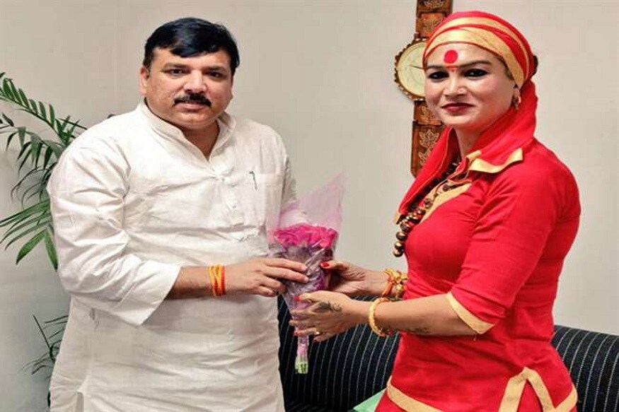 યૂપીની પ્રયાગરાજ લોકસભા સીટથી આમ આદમી પાર્ટીએ કિન્નર અખાડાના મહામંડલેશ્વર ભવાની નાથ વાલ્મીકી (ભવાની માં)ને ટિકિટ આપવાની જાહેરાત કરી છે. ભવાની માં કુંભ દરમ્યાન ચર્ચામાં આવ્યા, કેમ કે, હાલમાં જ સંપન્ન થયેલા કુંભમાં પહેલી વખત કિન્નર અખાડાને પણ જગ્યા મળી હતી. તે કિન્નર, અખાડા આચાર્ય મહામંડલેશ્વર લક્ષ્મીનારાયણ ત્રિપાઠી બાદ બીજા સ્થાન પર આવે છે. યૂપીની પ્રયાગરાજ લોકસભા સીટથી આમ આદમી પાર્ટીએ કિન્નર અખાડાના મહામંડલેશ્વર ભવાની નાથ વાલ્મીકી (ભવાની માં)ને ટિકિટ આપવાની જાહેરાત કરી છે. ભવાની માં કુંભ દરમ્યાન ચર્ચામાં આવ્યા, કેમ કે, હાલમાં જ સંપન્ન થયેલા કુંભમાં પહેલી વખત કિન્નર અખાડાને પણ જગ્યા મળી હતી. તે કિન્નર, અખાડા આચાર્ય મહામંડલેશ્વર લક્ષ્મીનારાયણ ત્રિપાઠી બાદ બીજા સ્થાન પર આવે છે.