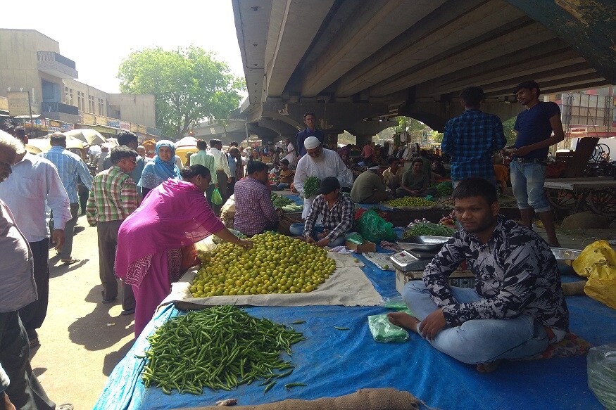 અમદાવાદ સહિત રાજ્યમાં ગરમીનો પ્રકોપ વધી રહ્યો છે ત્યારે ગરમી વધતા લીંબુ ના ભાવ માં ઉછાળો જોવા મળ્યો છે.. સામાન્ય સીઝન માં 50 થી 60 રૂપિયે કિલો વેંચતા લીંબુનો હોલસેલ ભાવ કિલોએ 75થી 90 રુપિયાને આંબી ગયો છે. જ્યારે તેનો રીટેઈલ ભાવ 100થી 110 રુપિયા કિલો જોવા મળી રહ્યોં છે. જે પ્રકારે હાલ ગરમીનો પારો ઉંચે ગયો છે તે પ્રમાણે અમદાવાદ માં લીંબુનો વપરાશ દૈનિક 15થી20 ટકા વઘ્યો છે. અમદાવાદ માં લોકલ માર્કેટમાંથી લીંબુ ની આવક ઓછી થઈ છે... સામાન્ય રીતે અમદાવાદમાં મહેસાણા અને ભાવનગર જિલ્લામાંથી લીંબુની આવક હોય છે. પરંતુ આ આવક આગામી જુન અને જુલાઈ માસમાં શરુ થશે. હાલ મહારાષ્ટ્ર અને કર્ણાટક, તમીલનાડુ, મહારાષ્ટ્ર અને આંધ્રપ્રદેશ થી લીંબુની આવક છે.. જોકે ગરમીથી ડોકટર્સ પણ વધુ લીંબુ પાણી પીવાની સલાહ આપતા હોય છે. તેવામાં શહેર માં હાલ લીંબુ ની આવક ઘટતા લીંબુના ભાવ અસમાને આંબી ગયા છે.. મહત્વનું છેકે હાલ અમદાવાદમાં લીંબુની આવક 60થી 70 ટન જેટલી જ છે. જ્યારે અમદાવાદવાસીઓને લીંબુની જરુરિયાત 100થી 120 ટન જેટલી છે. જેથી હાલ બજારમાં લીંબુની અછત વર્તાઈ રહી છે અને ભાવમાં વધારો જોવા મળી રહ્યોં છે. અમદાવાદ સહિત રાજ્યમાં ગરમીનો પ્રકોપ વધી રહ્યો છે ત્યારે ગરમી વધતા લીંબુ ના ભાવ માં ઉછાળો જોવા મળ્યો છે.. સામાન્ય સીઝન માં 50 થી 60 રૂપિયે કિલો વેંચતા લીંબુનો હોલસેલ ભાવ કિલોએ 75થી 90 રુપિયાને આંબી ગયો છે. જ્યારે તેનો રીટેઈલ ભાવ 100થી 110 રુપિયા કિલો જોવા મળી રહ્યોં છે. જે પ્રકારે હાલ ગરમીનો પારો ઉંચે ગયો છે તે પ્રમાણે અમદાવાદ માં લીંબુનો વપરાશ દૈનિક 15થી20 ટકા વઘ્યો છે. અમદાવાદ માં લોકલ માર્કેટમાંથી લીંબુ ની આવક ઓછી થઈ છે... સામાન્ય રીતે અમદાવાદમાં મહેસાણા અને ભાવનગર જિલ્લામાંથી લીંબુની આવક હોય છે. પરંતુ આ આવક આગામી જુન અને જુલાઈ માસમાં શરુ થશે. હાલ મહારાષ્ટ્ર અને કર્ણાટક, તમીલનાડુ, મહારાષ્ટ્ર અને આંધ્રપ્રદેશ થી લીંબુની આવક છે.. જોકે ગરમીથી ડોકટર્સ પણ વધુ લીંબુ પાણી પીવાની સલાહ આપતા હોય છે. તેવામાં શહેર માં હાલ લીંબુ ની આવક ઘટતા લીંબુના ભાવ અસમાને આંબી ગયા છે.. મહત્વનું છેકે હાલ અમદાવાદમાં લીંબુની આવક 60થી 70 ટન જેટલી જ છે. જ્યારે અમદાવાદવાસીઓને લીંબુની જરુરિયાત 100થી 120 ટન જેટલી છે. જેથી હાલ બજારમાં લીંબુની અછત વર્તાઈ રહી છે અને ભાવમાં વધારો જોવા મળી રહ્યોં છે.