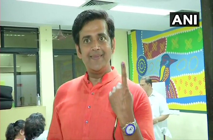 ગોરખપુર લોકસભા બેઠક પર ભાજપનાં ઉમેદવાર રવિ કિશન ગોરેગાવ પોલીંગ બૂથ પર લાગેલી લાઇનમાં લાંબા સમય સુધી ઇન્તેઝાર કરીને વોટિંગ કર્યુ હતું. ગોરખપુર લોકસભા બેઠક પર ભાજપનાં ઉમેદવાર રવિ કિશન ગોરેગાવ પોલીંગ બૂથ પર લાગેલી લાઇનમાં લાંબા સમય સુધી ઇન્તેઝાર કરીને વોટિંગ કર્યુ હતું.