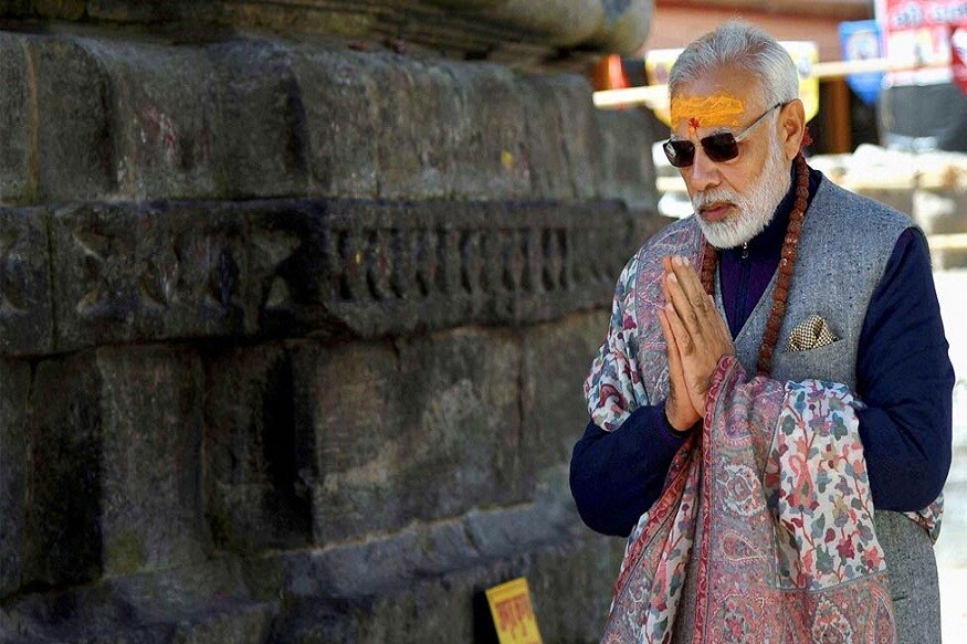 બલિયા જીલ્લાના બાંસડીહ નગર પંચાયતમાં એક દુર્ગા મંદિરને જ મોદીનું મંદિર બનાવી દેવામાં આવ્યું છે. ગામના લોકોએ મોદીને ભગવાન માની લીધા છે, અને પ્રધાનમંત્રી બનાવવા માટે મોદીની તસવીર સામે રાખી નવ દિવસનું વ્રત પણ રાખ્યું છે. બલિયા જીલ્લાના બાંસડીહ નગર પંચાયતમાં એક દુર્ગા મંદિરને જ મોદીનું મંદિર બનાવી દેવામાં આવ્યું છે. ગામના લોકોએ મોદીને ભગવાન માની લીધા છે, અને પ્રધાનમંત્રી બનાવવા માટે મોદીની તસવીર સામે રાખી નવ દિવસનું વ્રત પણ રાખ્યું છે.