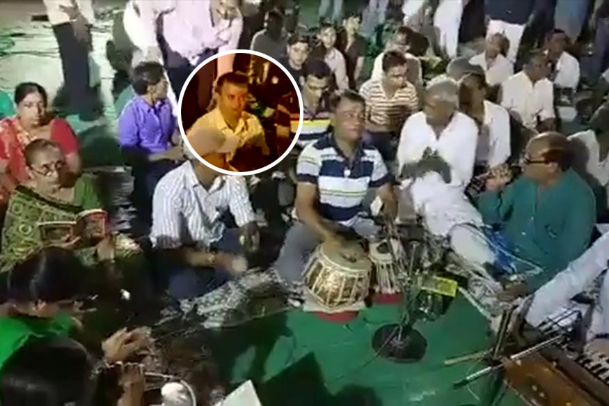 વિરોધ પક્ષનાં અમરેલીના ઉમેદવાર પરેશ ધાનાણીનો મંજીરા વગાડતો વીડિયો હાલ ઘણો જ વાયરલ થઇ રહ્યો છે. જાણવા મળ્યા મુજબ બગસરામાં આયોજીત સુંદરકાંડમાં પરેશ ધાનાણીએ મંજીરા વગાડ્યા હતાં. મતદાન પહેલાજ વિપક્ષના નેતા એવા પરેશ ધાનાણી ભગવાનના શરણે જઈ મંજીરા વગાડતા થઈ ગયા હોવાની વાતો પણ રાજકીય ગલિયારીઓમાં ચર્ચાતી હોવાનું સાંભળવા મળી રહ્યું છે. વિરોધ પક્ષનાં અમરેલીના ઉમેદવાર પરેશ ધાનાણીનો મંજીરા વગાડતો વીડિયો હાલ ઘણો જ વાયરલ થઇ રહ્યો છે. જાણવા મળ્યા મુજબ બગસરામાં આયોજીત સુંદરકાંડમાં પરેશ ધાનાણીએ મંજીરા વગાડ્યા હતાં. મતદાન પહેલાજ વિપક્ષના નેતા એવા પરેશ ધાનાણી ભગવાનના શરણે જઈ મંજીરા વગાડતા થઈ ગયા હોવાની વાતો પણ રાજકીય ગલિયારીઓમાં ચર્ચાતી હોવાનું સાંભળવા મળી રહ્યું છે.