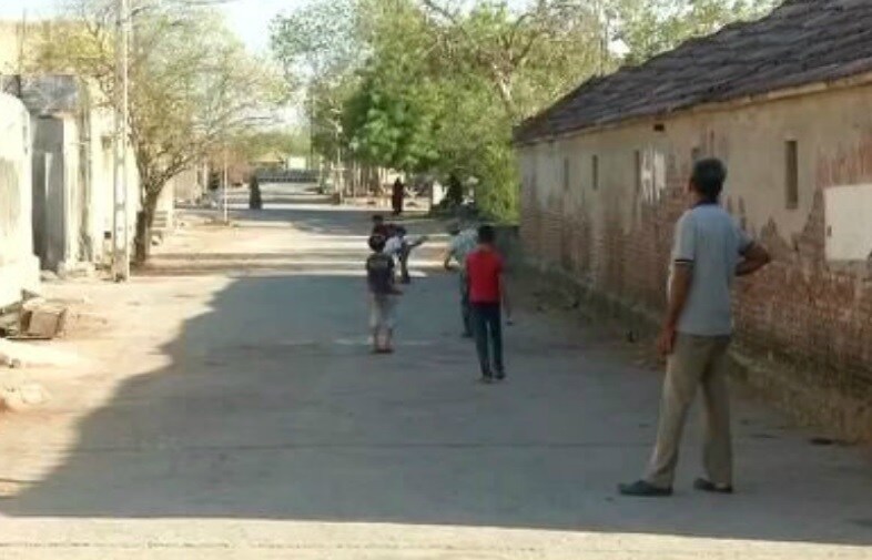 જો કે આ ગામમાં ખુલ્લામાં કચરો ફેંકવા, થૂંકવા પર, સરકારી સંપતિને નુકસાન પહોંચાડવા પર અને ગામના નવયુવાનોને કામ વગર બેસવા પર પણ મનાઈ છે. ખાસ તો એ કે આ ગામમાં સૌથી વધુ નિર્ણયો લોક અદાલત થકી પતાવવામાં આવે છે. આવી વિશેષ ખૂબીઓવાળા આ ગામને કેટલાંય સન્માન મળ્યાં છે. જો કે આ ગામમાં ખુલ્લામાં કચરો ફેંકવા, થૂંકવા પર, સરકારી સંપતિને નુકસાન પહોંચાડવા પર અને ગામના નવયુવાનોને કામ વગર બેસવા પર પણ મનાઈ છે. ખાસ તો એ કે આ ગામમાં સૌથી વધુ નિર્ણયો લોક અદાલત થકી પતાવવામાં આવે છે. આવી વિશેષ ખૂબીઓવાળા આ ગામને કેટલાંય સન્માન મળ્યાં છે.