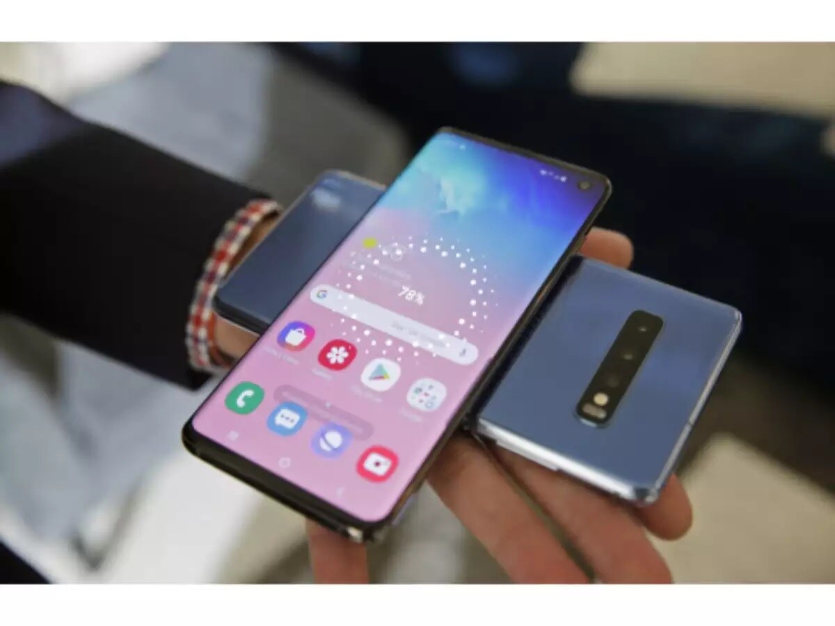 5G સ્માર્ટફોનની કિંમતની વાત કરીએ તો તેમાં સેમસંગ ગેલેક્સી S10 5Gની કિંમત 256GB વેરિયન્ટ માટે 1,397,000 દક્ષિણ કોરિયન વોન (લગભગ 85,240 રૂપિયા) અને 512GB વેરિયન્ટ માટે 1,556,500 દક્ષિણ કોરિયન વોન (લગભગ 94,970 રૂપિયા) હોઈ શકે છે. 5G સ્માર્ટફોનની કિંમતની વાત કરીએ તો તેમાં સેમસંગ ગેલેક્સી S10 5Gની કિંમત 256GB વેરિયન્ટ માટે 1,397,000 દક્ષિણ કોરિયન વોન (લગભગ 85,240 રૂપિયા) અને 512GB વેરિયન્ટ માટે 1,556,500 દક્ષિણ કોરિયન વોન (લગભગ 94,970 રૂપિયા) હોઈ શકે છે.