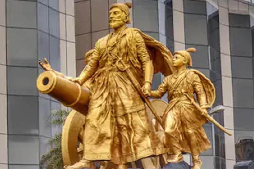 શિવાજીનું મૃત્યું 3 એપ્રિલ 1680ના રોજ તેમના રાયગઢના ફોર્ટમાં થયું હતું. તેમના નિધનને લઈ ઈતિહાસકારોમાં મતભેદ છે. કેટલાક ઈતિહાસકાર માને છે કે, તેમનું મૃત્યું સ્વાભાવિક હતું, પરંતુ કેટલાક પુસ્તકોમાં ઈતિહાસકારોએ લખ્યું કે, તેમને ષડયંત્ર હેઠળ ઝેર આપવામાં આવ્યું હતું. ત્યારબાદ તેમની તબીયત બગડી ગઈ. તેમને લોહીની ઉલટીઓ થઈ અને પછી તેમને બચાવી ના શકાયા. શિવાજીનું મૃત્યું 3 એપ્રિલ 1680ના રોજ તેમના રાયગઢના ફોર્ટમાં થયું હતું. તેમના નિધનને લઈ ઈતિહાસકારોમાં મતભેદ છે. કેટલાક ઈતિહાસકાર માને છે કે, તેમનું મૃત્યું સ્વાભાવિક હતું, પરંતુ કેટલાક પુસ્તકોમાં ઈતિહાસકારોએ લખ્યું કે, તેમને ષડયંત્ર હેઠળ ઝેર આપવામાં આવ્યું હતું. ત્યારબાદ તેમની તબીયત બગડી ગઈ. તેમને લોહીની ઉલટીઓ થઈ અને પછી તેમને બચાવી ના શકાયા.