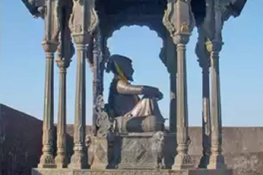 આ રાયગઢ કિલ્લામાં શિવાજીની સમાધી સ્થિતિમાં બેઠેલી મૂર્તી છે. જોકે, શિવાજીના જન્મની તારીખને લઈ સ્થિતિ સ્પષ્ટ નથી, જેથી માનવામાં આવે છે કે, મૃત્યું સમયે તેમની ઉંમર 50થી 55 વર્ષ વચ્ચે રહી હશે. તેમણે 1674માં પોતાનો રાજ્યાભિષેક કરાવી પોતાનું સામ્રાજ્ય સ્થાપિત કર્યું. આ રાયગઢ કિલ્લામાં શિવાજીની સમાધી સ્થિતિમાં બેઠેલી મૂર્તી છે. જોકે, શિવાજીના જન્મની તારીખને લઈ સ્થિતિ સ્પષ્ટ નથી, જેથી માનવામાં આવે છે કે, મૃત્યું સમયે તેમની ઉંમર 50થી 55 વર્ષ વચ્ચે રહી હશે. તેમણે 1674માં પોતાનો રાજ્યાભિષેક કરાવી પોતાનું સામ્રાજ્ય સ્થાપિત કર્યું.