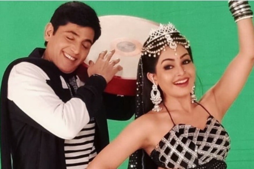 શુભાંગી માટે 'ભાભીજી ઘર પર હૈ' ખાસ એટલે છે કે કારણ કે આ શો દ્વારા આસિફ શેખ સાથે કામ કરવાની તેને તક મળી. શોમાં આસિફ 'ભાભી જી'નો દિવાની બતાવવામાં આવી છે પણ રિઅળ લાઇફમાં 'ભાભીજી' એટલે કે શુભાંગી આસિફ શેખની મોટી ફેન છે. શુભાંગી માટે 'ભાભીજી ઘર પર હૈ' ખાસ એટલે છે કે કારણ કે આ શો દ્વારા આસિફ શેખ સાથે કામ કરવાની તેને તક મળી. શોમાં આસિફ 'ભાભી જી'નો દિવાની બતાવવામાં આવી છે પણ રિઅળ લાઇફમાં 'ભાભીજી' એટલે કે શુભાંગી આસિફ શેખની મોટી ફેન છે.