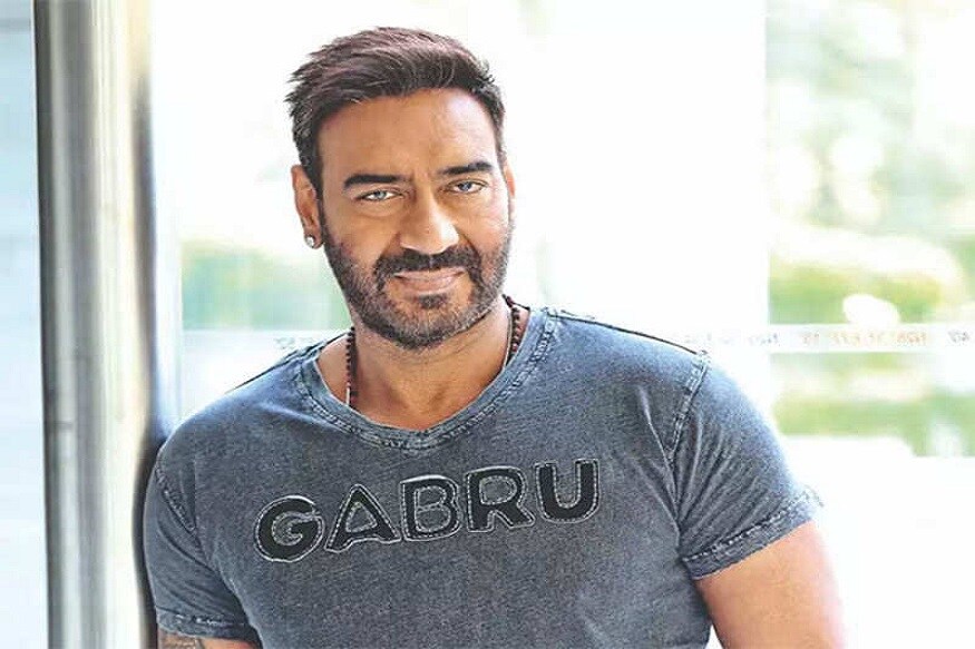 બોલિવૂડના (Bollywood) સુપર સ્ટાર અજય દેવગણે (Ajay devgan birthday) હાલમાં જ તેની 100મી ફિલ્મ તાન્હાજી કરી હતી. જે બોક્સ ઓફિસ પર સુપર હિટ રહી હતી. ત્યારે બોલિવૂડના આ એક્શન અને કોમેડીના સ્ટાર તેવા સિંઘમનો આજે જન્મદિવસ છે. 2 એપ્રિલના રોજ જન્મેલા અજય દેવગણે 1991માં ફિલ્મ ફૂલ ઔર કાંટેથી પોતાના બોલિવૂડ કેરિયરની શરૂઆત કરી હતી. બોલિવૂડના (Bollywood) સુપર સ્ટાર અજય દેવગણે (Ajay devgan birthday) હાલમાં જ તેની 100મી ફિલ્મ તાન્હાજી કરી હતી. જે બોક્સ ઓફિસ પર સુપર હિટ રહી હતી. ત્યારે બોલિવૂડના આ એક્શન અને કોમેડીના સ્ટાર તેવા સિંઘમનો આજે જન્મદિવસ છે. 2 એપ્રિલના રોજ જન્મેલા અજય દેવગણે 1991માં ફિલ્મ ફૂલ ઔર કાંટેથી પોતાના બોલિવૂડ કેરિયરની શરૂઆત કરી હતી.