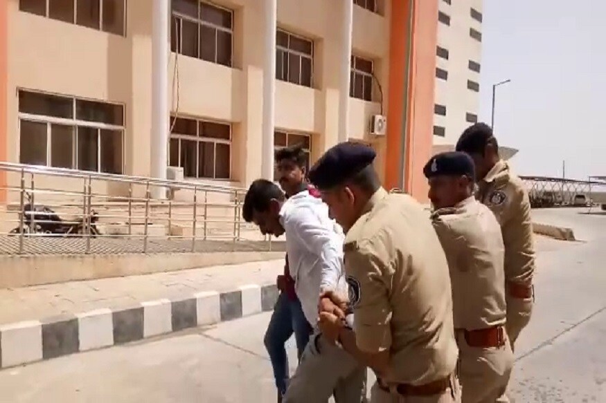 મળતી માહિતી પ્રમાણે ભાણવડના વેજાનંદ રામાકનારા નામનો ખેડૂતે આજે મંગળવારે દેવભૂમી દ્વારકા જિલ્લા પંચાયત કચેરી સામે કેરોસિન છાંટીને જાત જલાવાનો પ્રયત્ન કર્યો હતો. મળતી માહિતી પ્રમાણે ભાણવડના વેજાનંદ રામાકનારા નામનો ખેડૂતે આજે મંગળવારે દેવભૂમી દ્વારકા જિલ્લા પંચાયત કચેરી સામે કેરોસિન છાંટીને જાત જલાવાનો પ્રયત્ન કર્યો હતો.