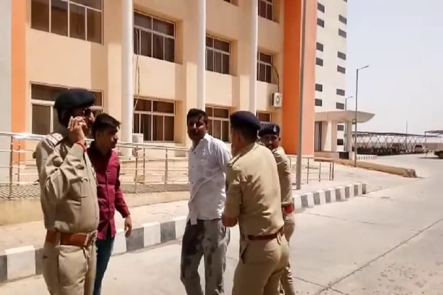 દિવાસળી સળગાવા જતા પોલીસ કર્મચારીઓએ તેને દોડીને પકડી પાડ્યો હતો. અને તેને આત્મહત્યા કરતા બચાવી લીધો હતો. દિવાસળી સળગાવા જતા પોલીસ કર્મચારીઓએ તેને દોડીને પકડી પાડ્યો હતો. અને તેને આત્મહત્યા કરતા બચાવી લીધો હતો.