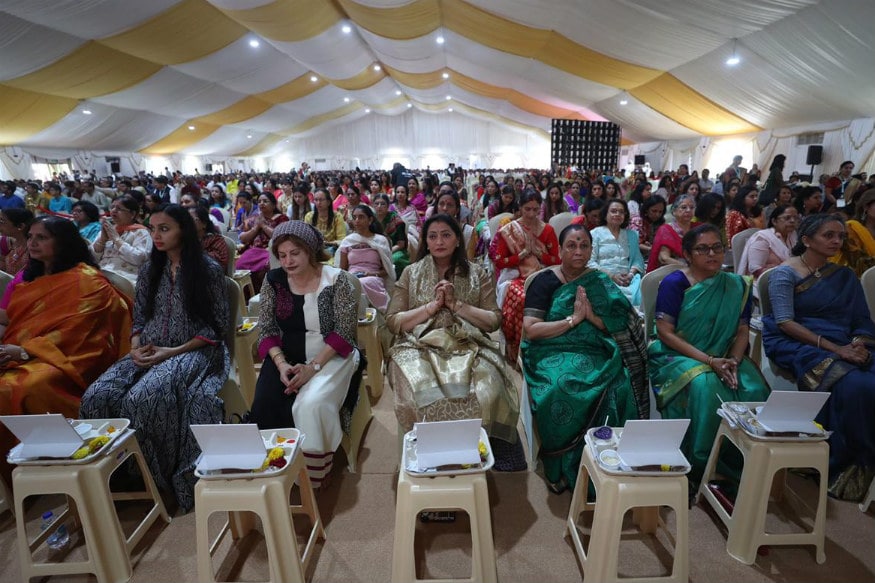 ભક્તો-ભાવિકો આજના શિલાન્યાસ વિધિ પ્રસંગે યજમાન પદે પૂજાવિધિનો લાભ લેવા માટે માંગલિક વસ્ત્રોમાં સુસજ્જ થઈ પોતપોતાના સ્થાને ગોઠવાઈ ગયા હતા. દરેક યજમાનની સુશોભિત ખુરશી સમક્ષ એક ટેબલ પર પૂજાસામગ્રી ઉપરાંત ભગવાનની મૂર્તિ વિરાજિત કરવામાં આવી હતી. સૌની સમક્ષ 100 ફૂટ લાંબો, 50 ફૂટ પહોળો અને છ ફૂટ ઊંડો વિશાળ ગર્ત (શિલાસ્થાપન માટેનો ખાડો) રચવામાં આવ્યો હતો, જેમાં મંદિરની પ્રથમ શિલાનું સ્થાપન થવાનું હતું. લાલરંગી જાજમ, ઝાલરો, પુષ્પસેરો અને વેદમંત્રોથી અલંકૃત આ ગર્ત અનોખી ઐતિહાસિક ઘટનાનો સાક્ષી બનવાનો હતો. ગર્તના પશ્ચિમ કિનારે એટલા જ કદનો વિશાળ મંચ પણ એવી જ શોભાથી અલંકૃત હતો. તેની પાર્શ્વભૂમાં મંચના પૂર્ણકદનો એલઈડી સ્ક્રિન આજના પ્રસંગને અનુરૂપ સતત બદલાતાં દૃશ્યોથી વિશેષ શોભા ઉમેરતો હતો. મંચ પર માંગલિક લાગતા શ્વેત આસનો આજના મુખ્ય મહેમાનો માટે આરક્ષિત હતાં. ભક્તો-ભાવિકો આજના શિલાન્યાસ વિધિ પ્રસંગે યજમાન પદે પૂજાવિધિનો લાભ લેવા માટે માંગલિક વસ્ત્રોમાં સુસજ્જ થઈ પોતપોતાના સ્થાને ગોઠવાઈ ગયા હતા. દરેક યજમાનની સુશોભિત ખુરશી સમક્ષ એક ટેબલ પર પૂજાસામગ્રી ઉપરાંત ભગવાનની મૂર્તિ વિરાજિત કરવામાં આવી હતી. સૌની સમક્ષ 100 ફૂટ લાંબો, 50 ફૂટ પહોળો અને છ ફૂટ ઊંડો વિશાળ ગર્ત (શિલાસ્થાપન માટેનો ખાડો) રચવામાં આવ્યો હતો, જેમાં મંદિરની પ્રથમ શિલાનું સ્થાપન થવાનું હતું. લાલરંગી જાજમ, ઝાલરો, પુષ્પસેરો અને વેદમંત્રોથી અલંકૃત આ ગર્ત અનોખી ઐતિહાસિક ઘટનાનો સાક્ષી બનવાનો હતો. ગર્તના પશ્ચિમ કિનારે એટલા જ કદનો વિશાળ મંચ પણ એવી જ શોભાથી અલંકૃત હતો. તેની પાર્શ્વભૂમાં મંચના પૂર્ણકદનો એલઈડી સ્ક્રિન આજના પ્રસંગને અનુરૂપ સતત બદલાતાં દૃશ્યોથી વિશેષ શોભા ઉમેરતો હતો. મંચ પર માંગલિક લાગતા શ્વેત આસનો આજના મુખ્ય મહેમાનો માટે આરક્ષિત હતાં.