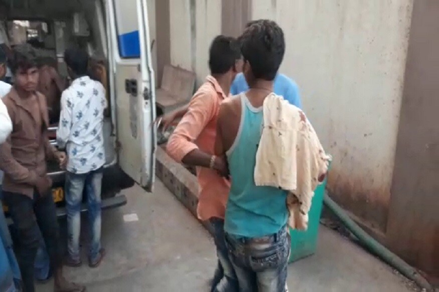 દાહોદ જિલ્લામાં ફરીથી દીપડાએ આતંક મચાવ્યો હતો. દાહોદમાં દીપડાએ એક સાથે સાત વ્યક્તિ ઉપર હુમલો કર્યો હતો. જેના પગલે ઇજાગ્રસ્તોને સારવાર માટે હોસ્પિટલ ખસેડવામાં આવ્યા હતા. (સબિર ભાભોર, દાહોદ) દાહોદ જિલ્લામાં ફરીથી દીપડાએ આતંક મચાવ્યો હતો. દાહોદમાં દીપડાએ એક સાથે સાત વ્યક્તિ ઉપર હુમલો કર્યો હતો. જેના પગલે ઇજાગ્રસ્તોને સારવાર માટે હોસ્પિટલ ખસેડવામાં આવ્યા હતા. (સબિર ભાભોર, દાહોદ)