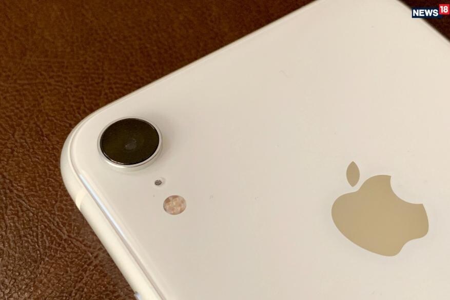 iPhone XRના ત્રણ વેરિએન્ટની કિંમતમાં 17,000 રુપિયાનો ઘટાડો કરવામાં આવ્યો છે. iPhone XR ના 64GB વેરિએન્ટની કિંમત પેહલા 76,900 રુપિયા હતી, હવે 59,900 રુપિયા થઇ ગઇ છે. iPhone XRના ત્રણ વેરિએન્ટની કિંમતમાં 17,000 રુપિયાનો ઘટાડો કરવામાં આવ્યો છે. iPhone XR ના 64GB વેરિએન્ટની કિંમત પેહલા 76,900 રુપિયા હતી, હવે 59,900 રુપિયા થઇ ગઇ છે.