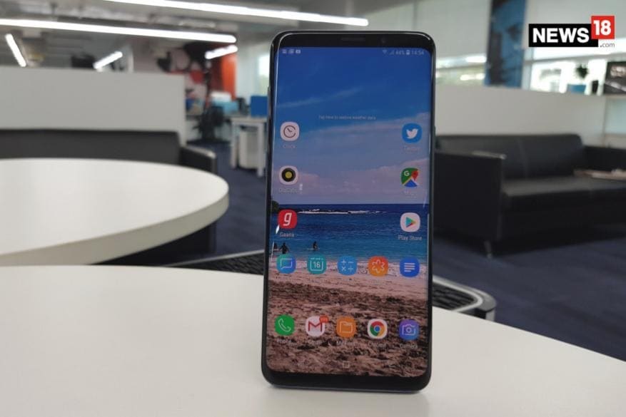 સેમસંગે મોબાઈલ વર્લ્ડ કોંગ્રેસ 2018 (MWC 2018)માં SamSung Galaxy S9 ને હતો. S9માં સુપર સ્પીડ ડ્યુઅલ પિક્સલ 12 એમપીનો કેમેરો આપવામાં આવ્યો છે. સેમસંગે મોબાઈલ વર્લ્ડ કોંગ્રેસ 2018 (MWC 2018)માં SamSung Galaxy S9 ને હતો. S9માં સુપર સ્પીડ ડ્યુઅલ પિક્સલ 12 એમપીનો કેમેરો આપવામાં આવ્યો છે.