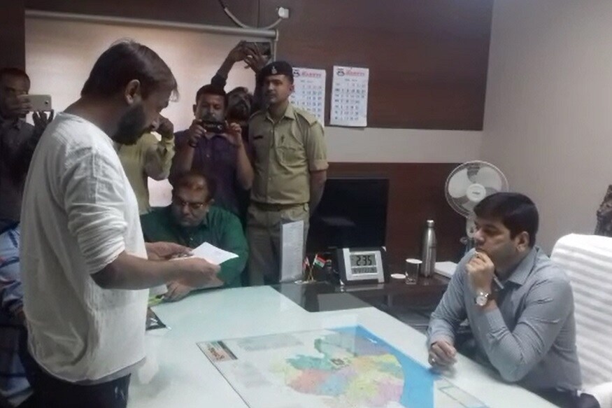 જૂનાગઢનાં લીસ્ટેડ બુટલેગર ધીરેન કારીયાએ જુનાગઢ 12 લોકસભા બેઠક પર અપક્ષ ઉમેદવારી પત્ર ભર્યું છે. આ બુટલેગરે પોલીસ બંદોબસ્ત સાથે કલેક્ટર ઓફિસમાં ભર્યું હતું. હાલ આ ધિરેન કારીયા વિદેશી દારૂનાં કેસમાં જેલમાં છે. જૂનાગઢના ઇતિહાસમાં પ્રથમવાર જેલમાંથી કોઇ બુટલેગરે લોકસભામાંથી ઉમેદવારી કરી હોય તેવી ઘટના બની છે. જૂનાગઢનાં લીસ્ટેડ બુટલેગર ધીરેન કારીયાએ જુનાગઢ 12 લોકસભા બેઠક પર અપક્ષ ઉમેદવારી પત્ર ભર્યું છે. આ બુટલેગરે પોલીસ બંદોબસ્ત સાથે કલેક્ટર ઓફિસમાં ભર્યું હતું. હાલ આ ધિરેન કારીયા વિદેશી દારૂનાં કેસમાં જેલમાં છે. જૂનાગઢના ઇતિહાસમાં પ્રથમવાર જેલમાંથી કોઇ બુટલેગરે લોકસભામાંથી ઉમેદવારી કરી હોય તેવી ઘટના બની છે.