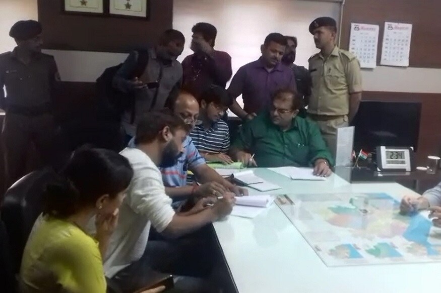 તેણે અરજીમાં એક પીએસઆઈ અને સ્ટાફની માંગણી પોતાનાં ખર્ચે કરી છે. આજે તે પોલીસ જાપ્તા સાથે પોતાનું ફોર્મ ભર્યું છે. તેણે અરજીમાં એક પીએસઆઈ અને સ્ટાફની માંગણી પોતાનાં ખર્ચે કરી છે. આજે તે પોલીસ જાપ્તા સાથે પોતાનું ફોર્મ ભર્યું છે.