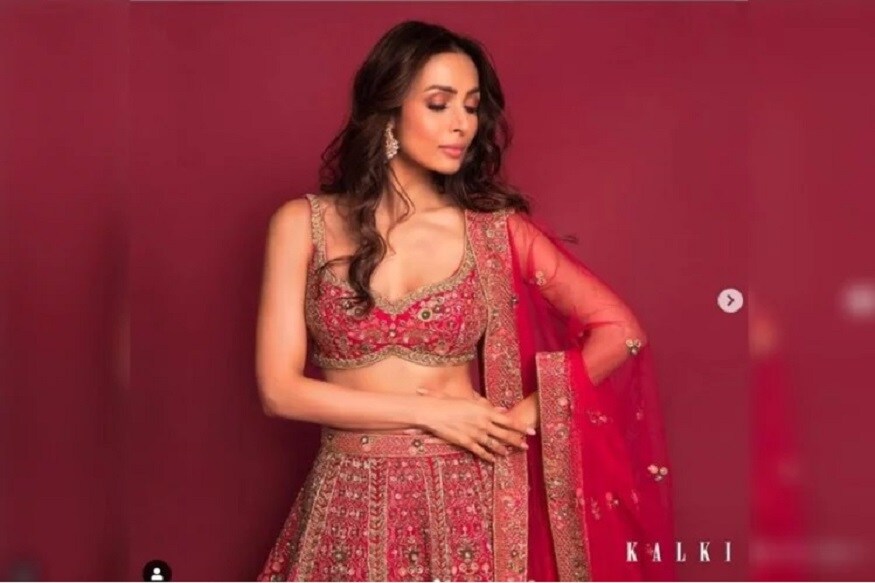 આ દરમિયાન મલાઈકાની કેટલીક તસવીર સામે આવી છે. આ તસવીરોમાં મલાઇકા દુલ્હનના અવતારમાં જોવા મળી. મલાઈકાએ ફ્યૂશિયા કલરનો લહેંઘો પહેર્યો છે જેમા તે ખૂબસુરત લાગી રહી છે. આ દરમિયાન મલાઈકાની કેટલીક તસવીર સામે આવી છે. આ તસવીરોમાં મલાઇકા દુલ્હનના અવતારમાં જોવા મળી. મલાઈકાએ ફ્યૂશિયા કલરનો લહેંઘો પહેર્યો છે જેમા તે ખૂબસુરત લાગી રહી છે.